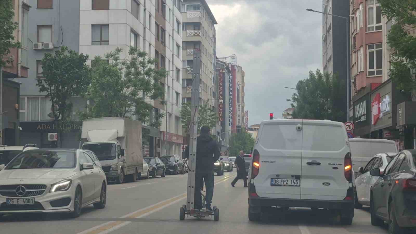 Kendinden uzun merdiveni elektrikli scooter ile taşıdı