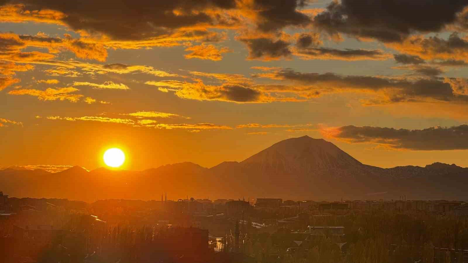Ağrı’da gün batımı görsel şölen sundu