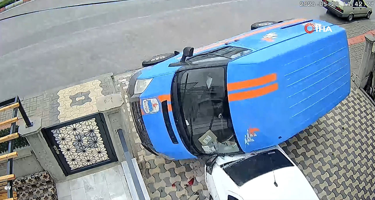 Kargo aracı otomobilin üzerine devrildi