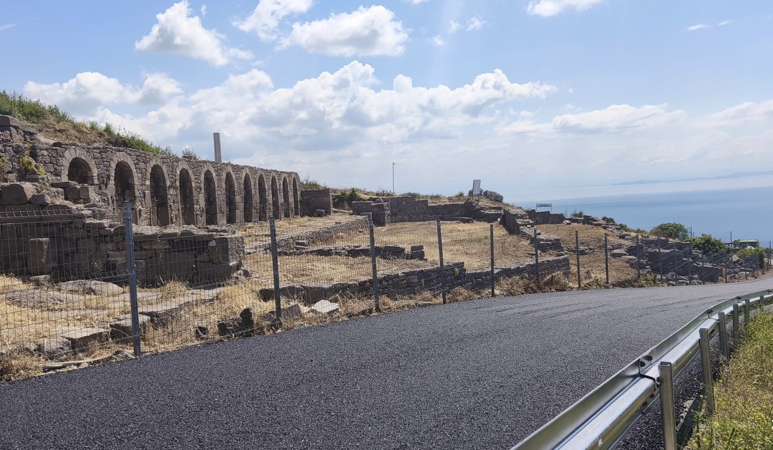 Çanakkale’de Assos Antik Liman Yolu’nda sıcak asfalt dökme çalışmaları başladı