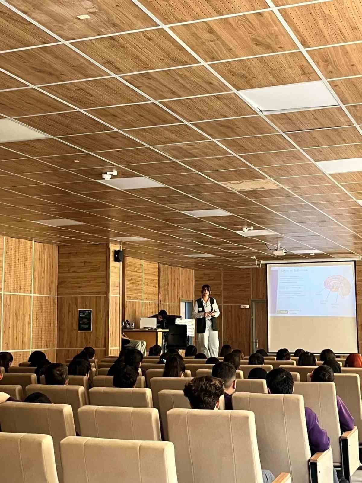 Sarıkamış Fen Lisesi’nde Yeşilay farkındalık eğitimi düzenlendi