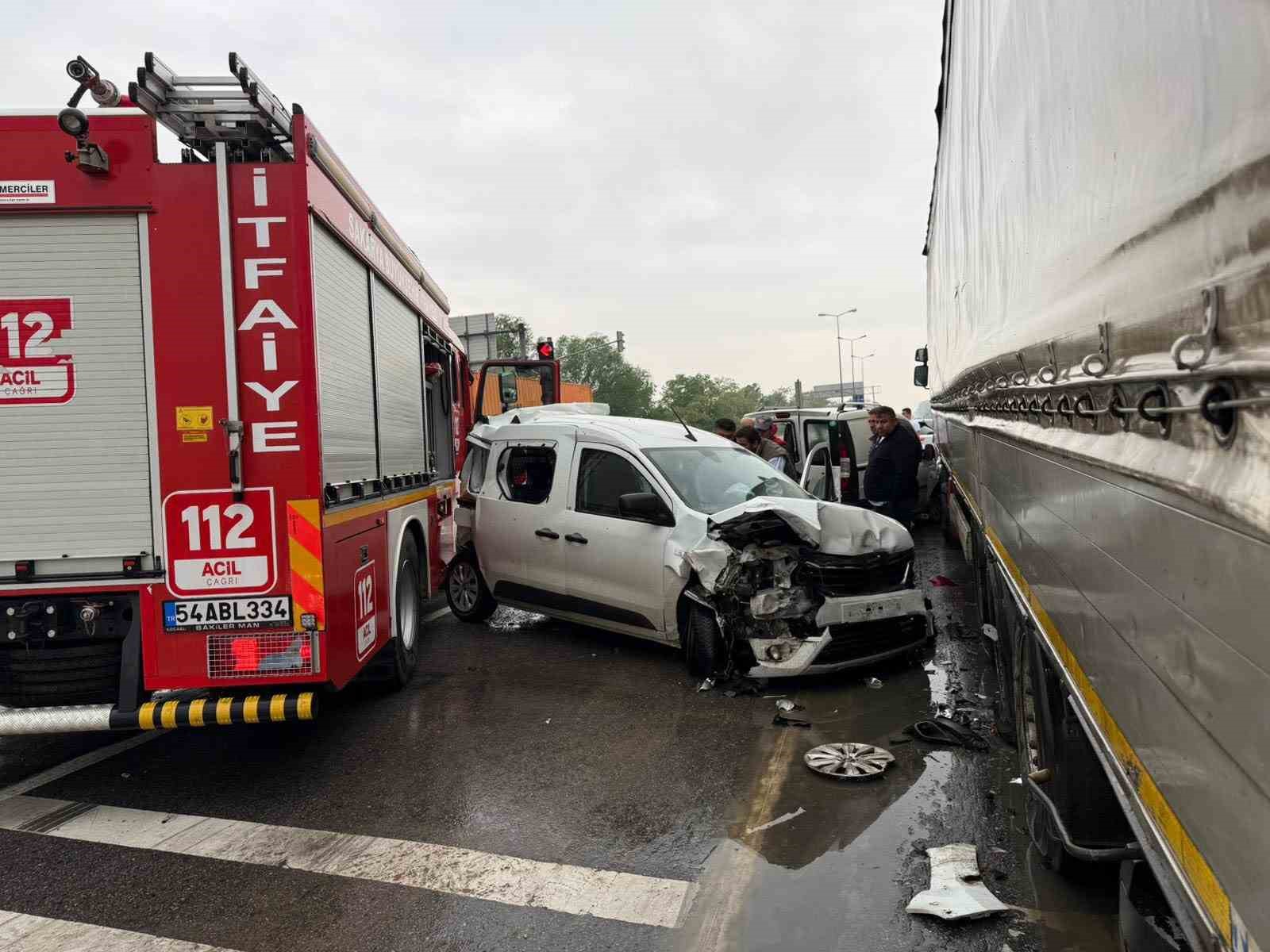 Yangın ihbarına giden itfaiye aracı zincirleme kazaya karıştı: 4 yaralı