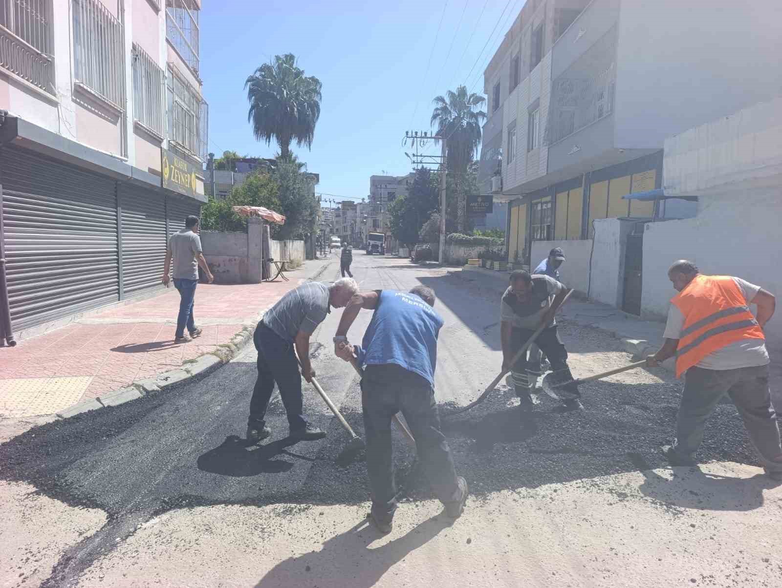 Akdeniz’de asfalt yama çalışmaları devam ediyor