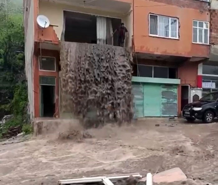 Ordu’da sel suları evin içinden şelale gibi aktı