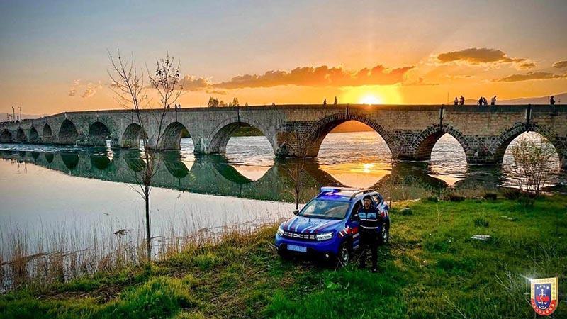 Murat Nehri’nin su seviyesi yükseldi, Murat Köprüsü ve Sultan Alparslan Parkı kapatıldı