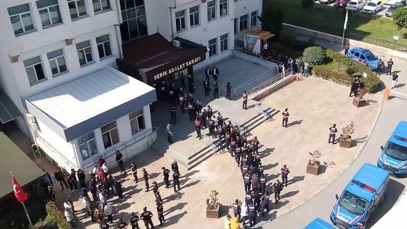 11 ilde 15 ayrı organize suç örgütüne operasyon; 71 tutuklamaİçişleri Bakanlığı, jandarma tarafından 11 ilde 15 ayrı organize suç örgütüne yönelik düzenlenen operasyonlarda 158 şüphelinin yakalandığını ve 71'inin tutuklandığını duyurdu.