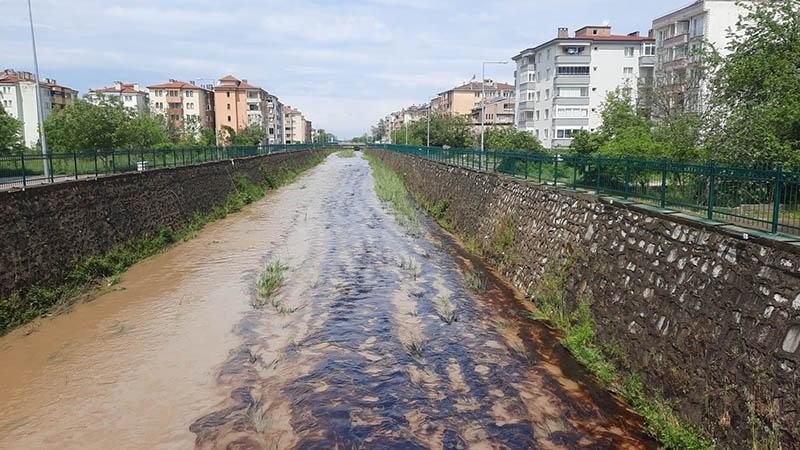 Kastamonu'da dereye kimyasal atık karıştıKastamonu’nun Cide ilçesindeki Kuz Deresi’ne kimyasal atık karıştığı tespit edildi.