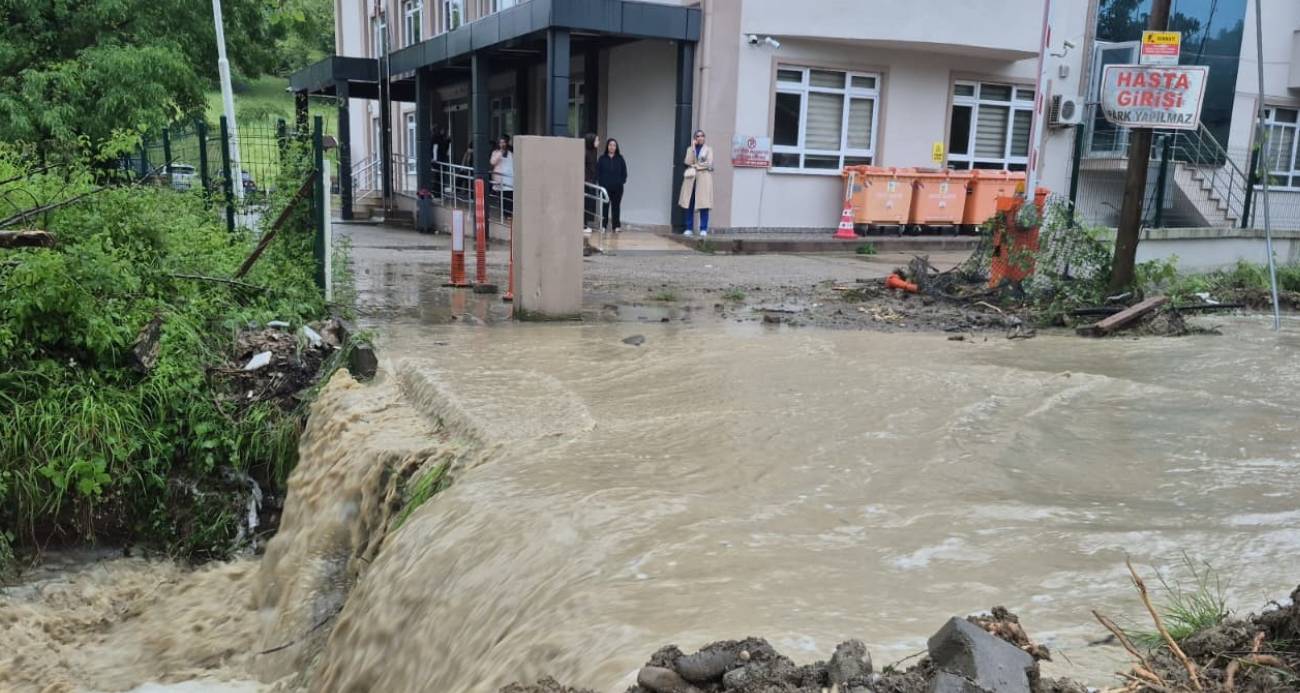 Bartın’da 5 yol, 15 ev ve iş yerinde su baskını