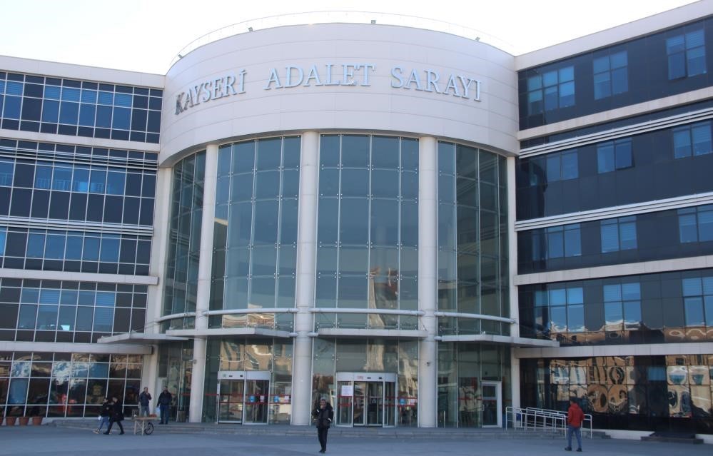 Boşandığı eşini 8 bıçak darbesiyle yaralayan sanık hakim karşısında