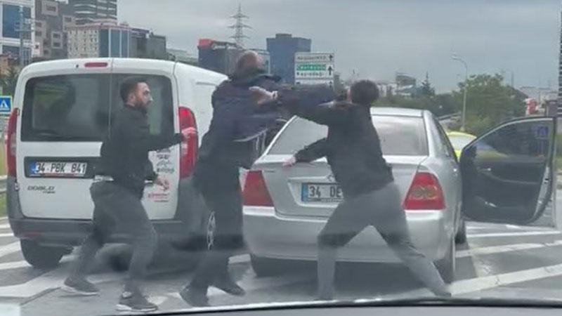 Ataşehir'de iki sürücü arasında çıkan kavga kamerada