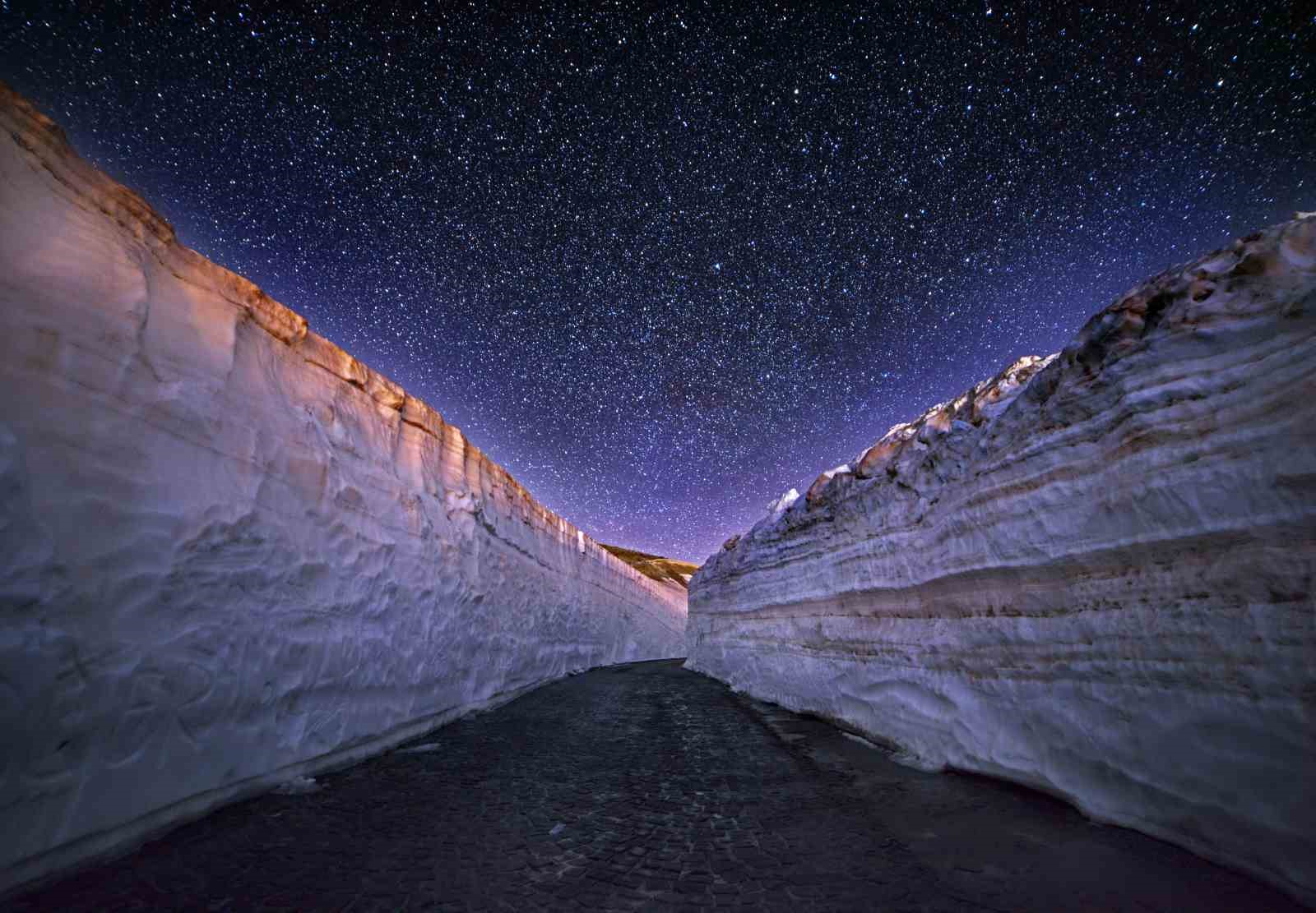 Nemrut Kalderası’nda kar ve yıldızlar buluştu