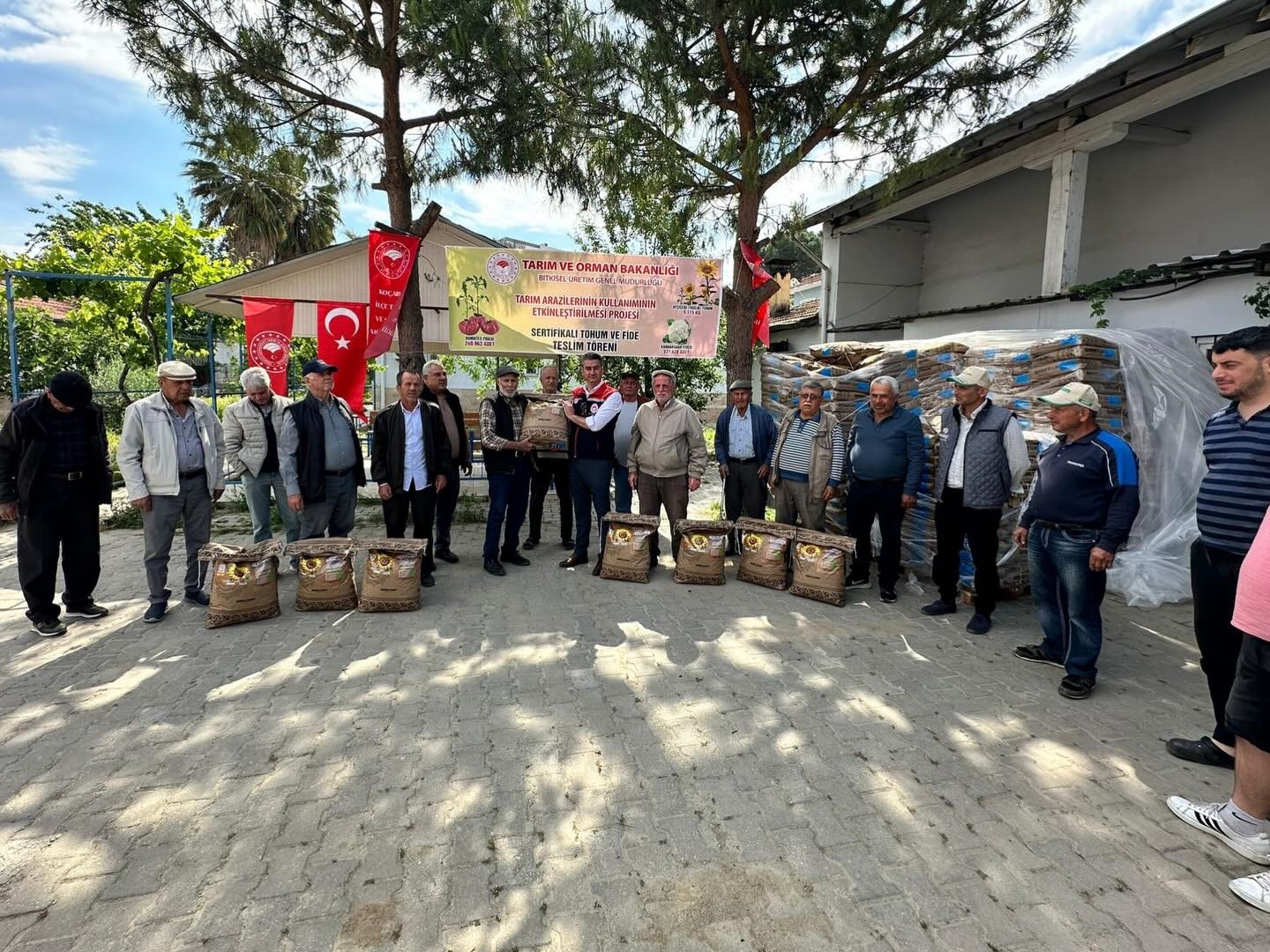 Koçarlı’da 3 bin kilo ayçiçeği tohumu üreticilere dağıtıldı