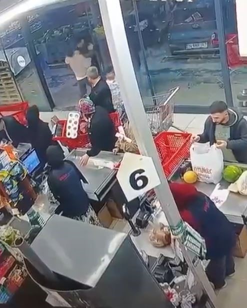 "Bir bakar mısın" diyerek çağırıp kafa attı: O anlar kameraya yansıdı
