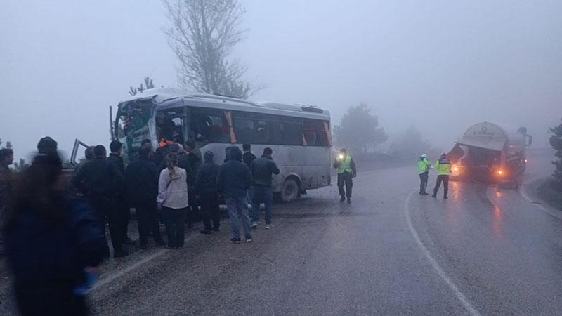 Yolcu minibüsü ile tanker çarpıştı: 3 yaralıBolu’nun Mudurnu ilçesine bağlı Taşkesti beldesinde, sis nedeniyle görüş mesafesinin azaldığı yolda, LNG yüklü tanker ile bir yolcu minibüsünün çarpıştığı kazada, 3 kişi ağır yaralandı.