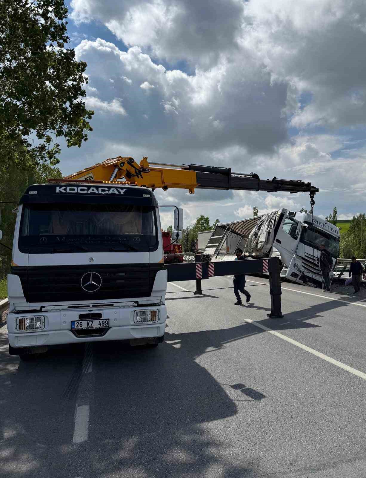 Eşya yüklü tır refüje yan yattı