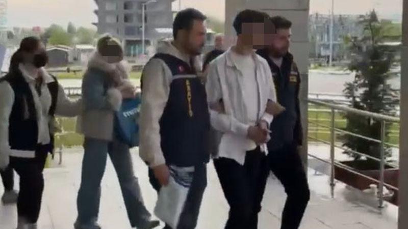 Kütahya’da kuyumcuyu düşük ayarlı altınla dolandıran 4 şüpheli yakalandıKütahya’da kuyumcuya 22 ayar denilerek düşük ayarlı altın verip dolandırdığı tespit edilen 4 şüpheli polis ekipleri tarafından yakalanarak, gözaltına alındı.