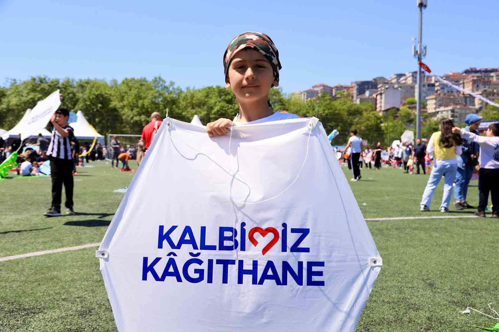 Kağıthane’de gökyüzü şenlendi: 15 bin uçurtma dağıtıldı, dereceye girenlere ödül yağdı