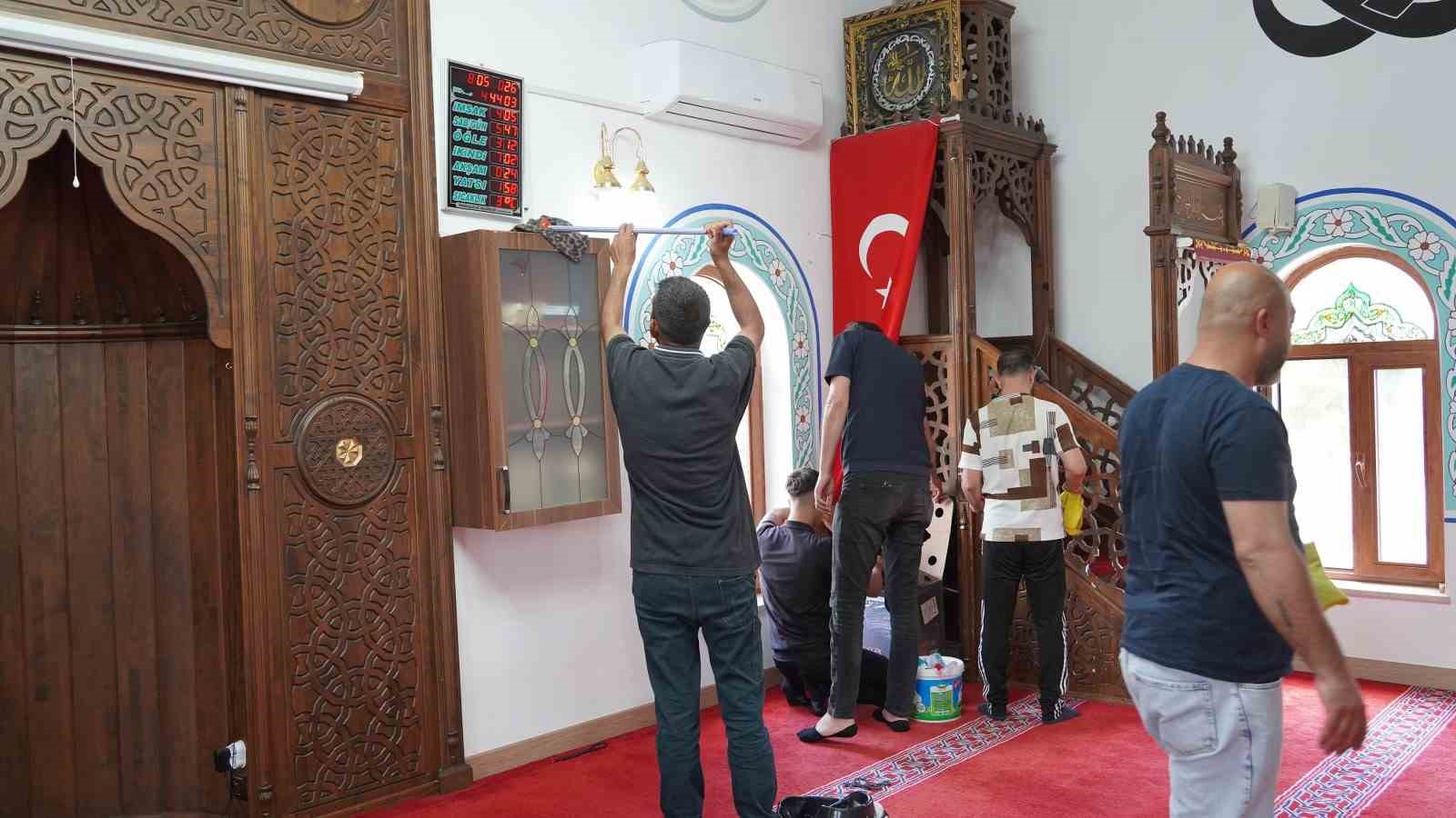 Yunusemre’de camiler bayram namazına hazırlanıyor