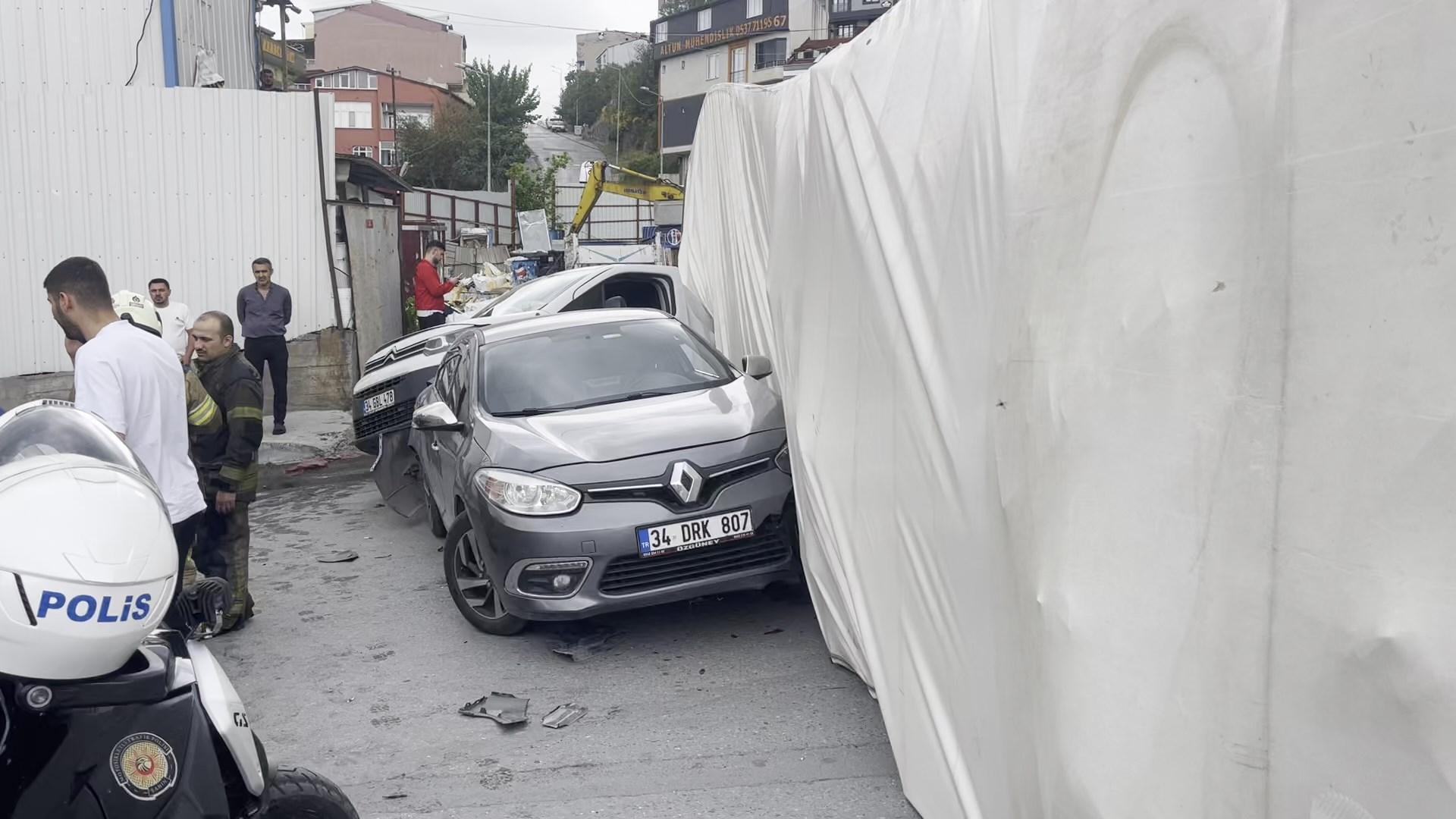 Başakşehir'de TIR iki aracın üzerine devrildi; kaza kamerada