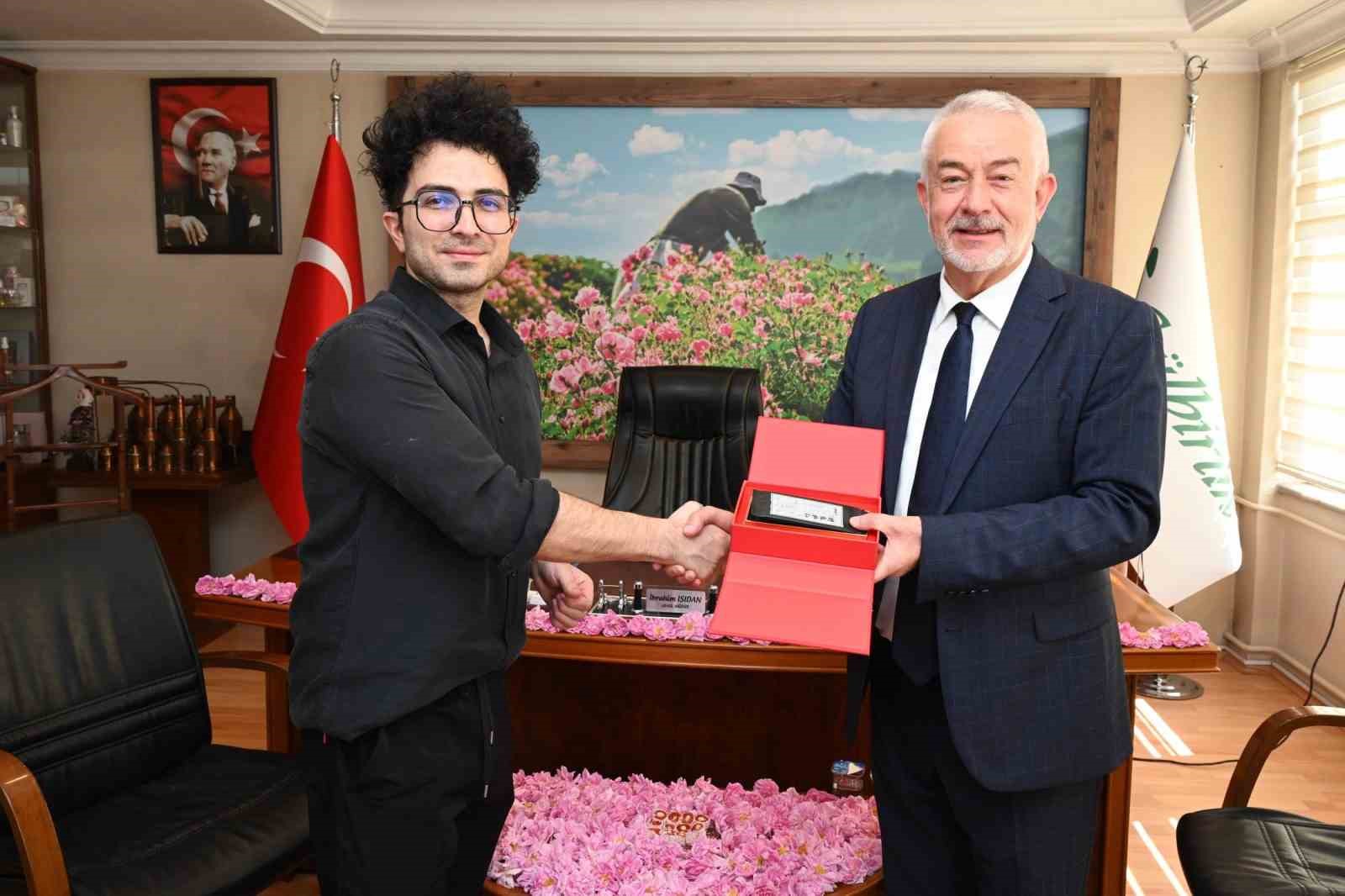 Başkan Başdeğirmen, Çin’de 40 milyon takipçili fenomene Isparta gülünü anlattı