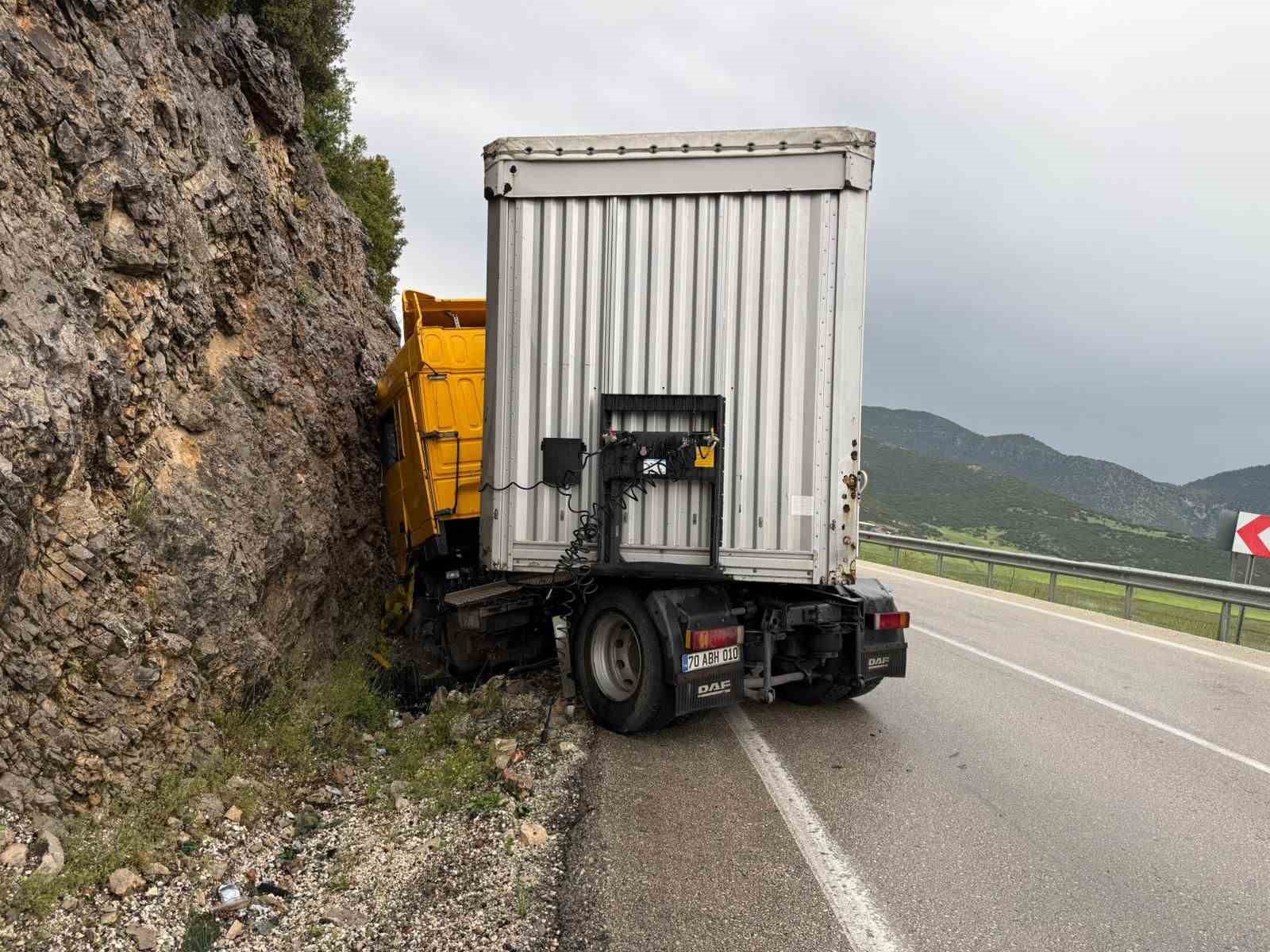 Makaslayan tır yol kenarındaki kayalıklara çarptı: 1 yaralı