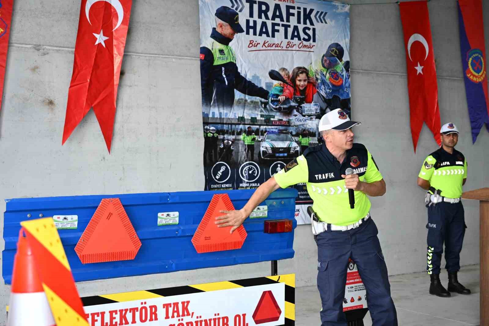 Demirci’de traktör sürücülerine reflektör dağıtımı yapıldı