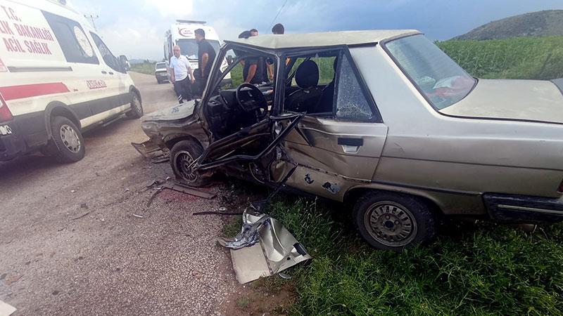 Adana'da iki otomobil çarpıştı: 1’i bebek 7 yaralı