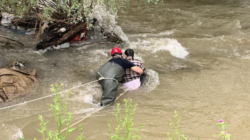 Akıntıya kapılıp 1 kilometre sürüklendi, çalılara tutunarak hayatta kaldı