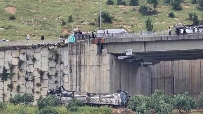 TIR, otomobile çarpıp viyadükten düştü; 3 ölü, 3 yaralı