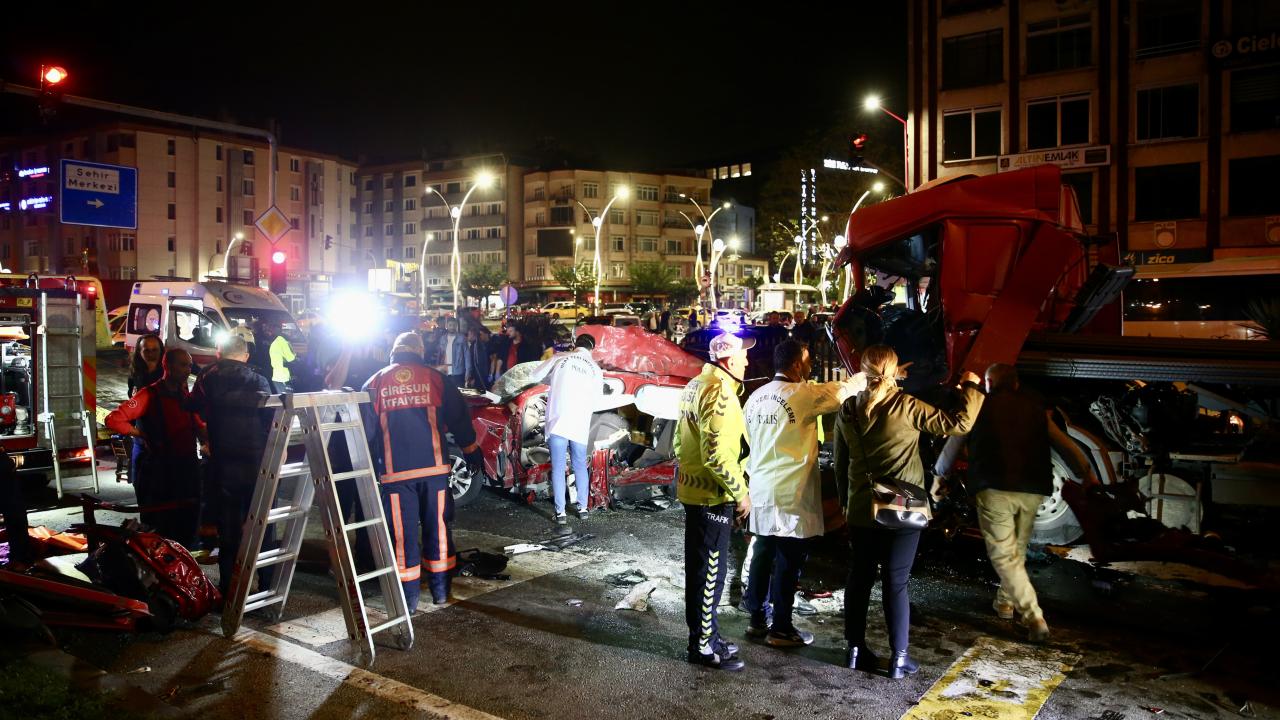 Giresun'da tırın iki otomobile çarptığı kazada 5 kişi öldü