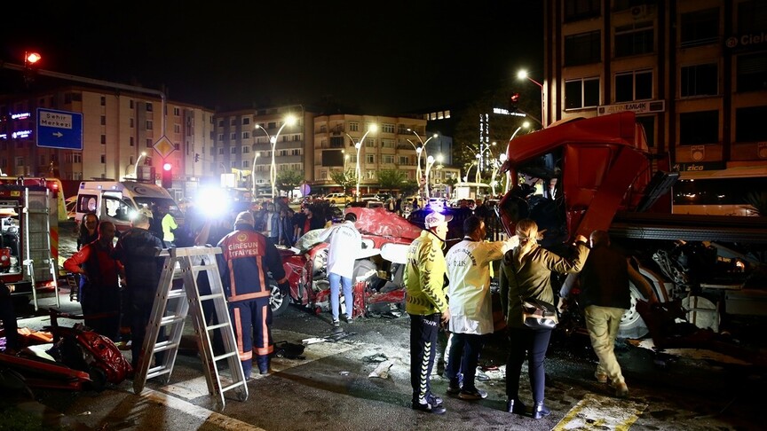 Giresun'da tırın iki otomobile çarptığı kazada 5 kişi öldü, 6 kişi yaralandı