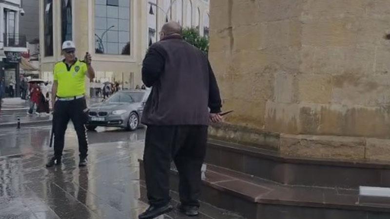 Saat Kulesi önünde bıçakla taşkınlık çıkaran şüpheli gözaltına alındıÇorum’da Saat Kulesi önünde elinde bıçakla bağırarak taşkınlık C.K., polis ekiplerinin müdahalesiyle etkisiz hale getirilerek gözaltına alındı.