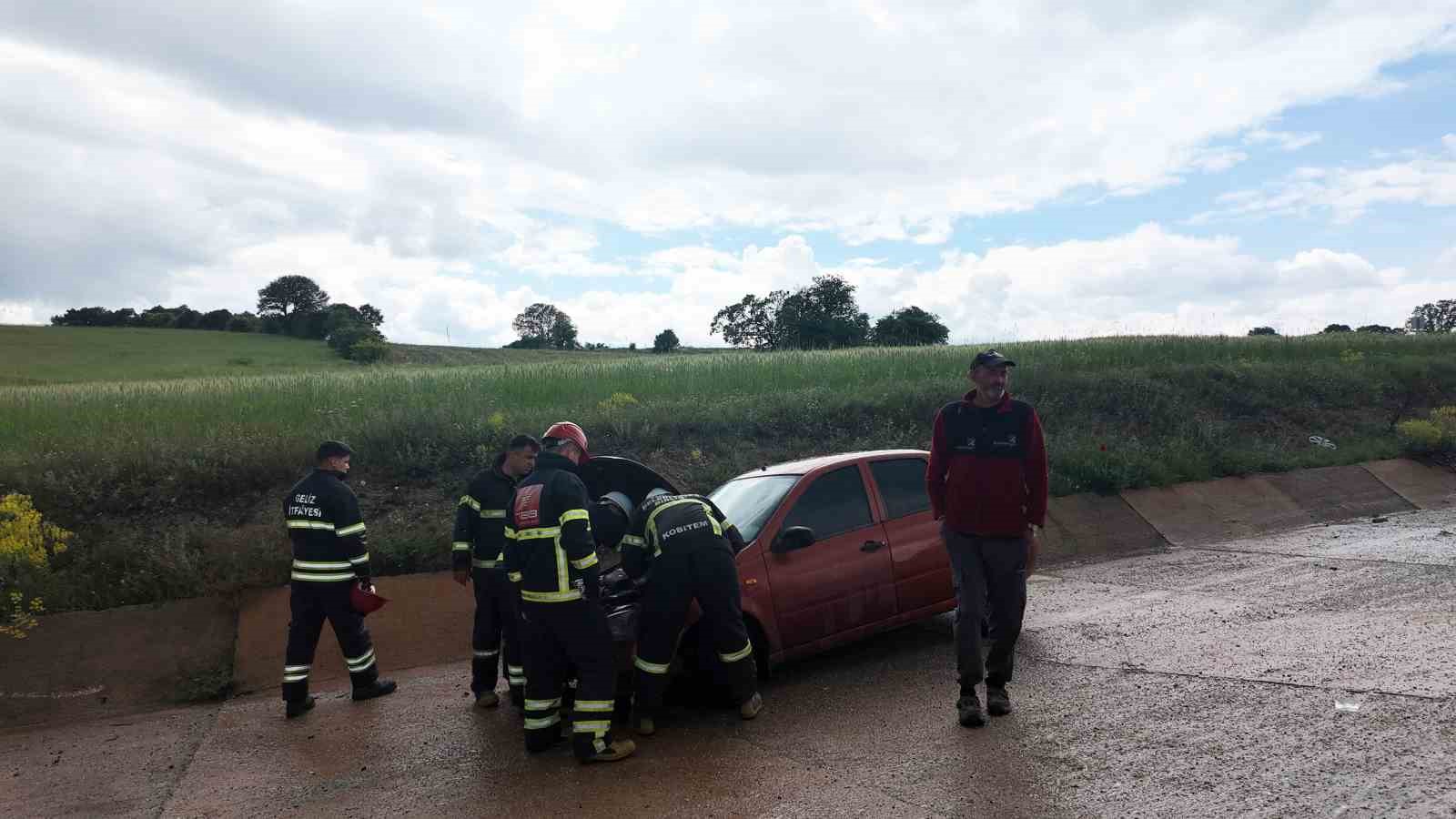 Gediz’de otomobil yoldan çıktı: 4 yaralı