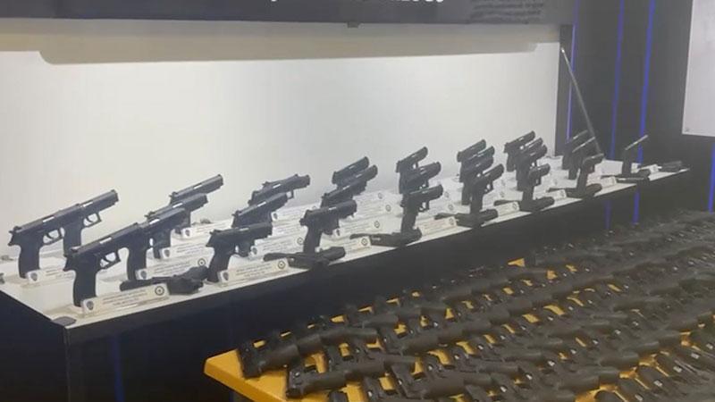 Ankara'da 228 adet tabanca ele geçirildiAnkara’nın Kahramankazan ilçesinde polis ekiplerince gerçekleştirilen operasyonda 228 adet tabanca ve 767 adet şarjör ele geçirildi.