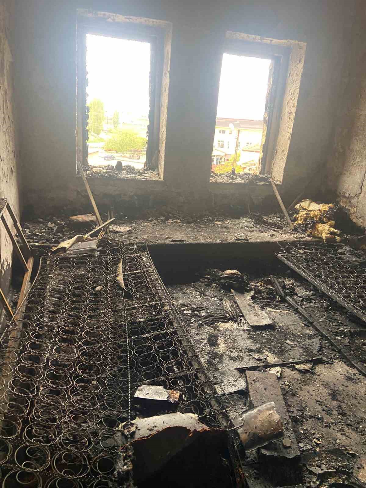 Çardak’ta evi kül olan aile komşularına sığındı