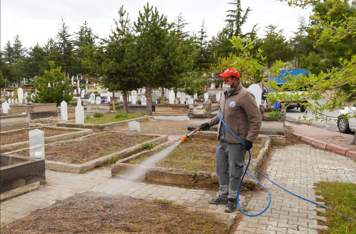 Melikgazi’de mezarlıklar bayrama hazırlanıyor
