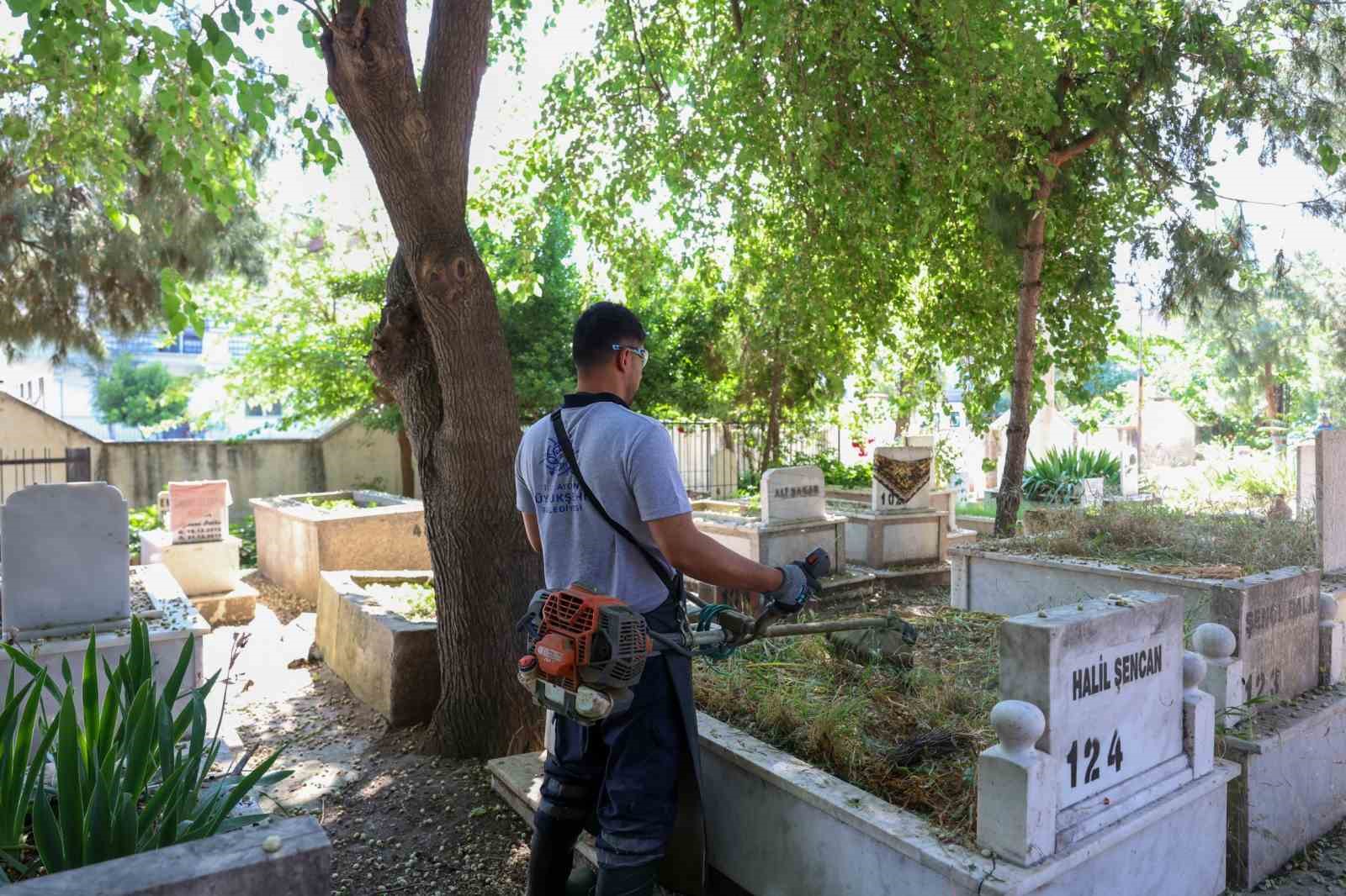 Aydın’da bayram öncesi mezarlıklar bakımdan geçiriliyor