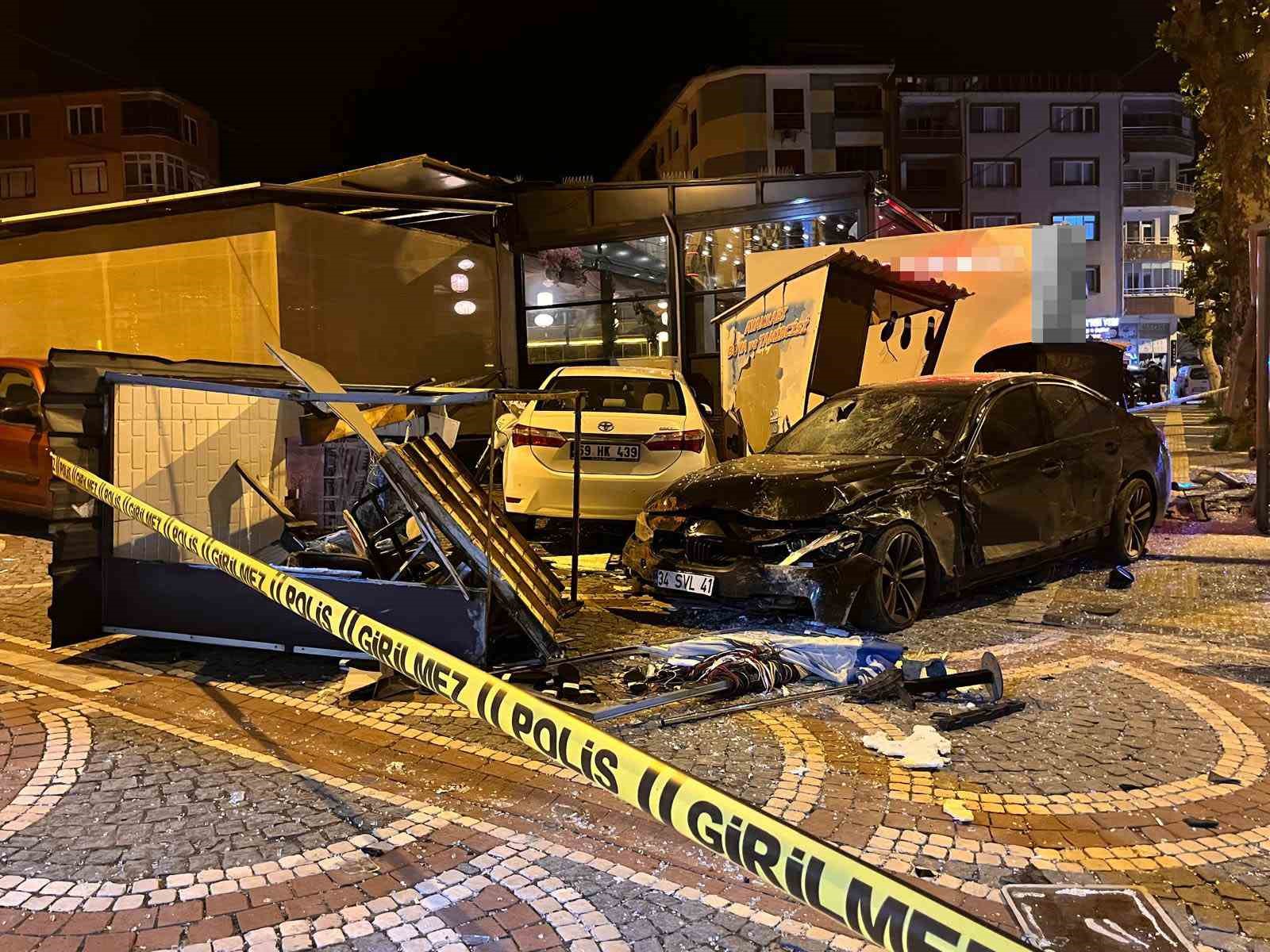 Tekirdağ’da faciadan dönüldü: Kontrolden çıkan otomobil otobüs durağına çarptı