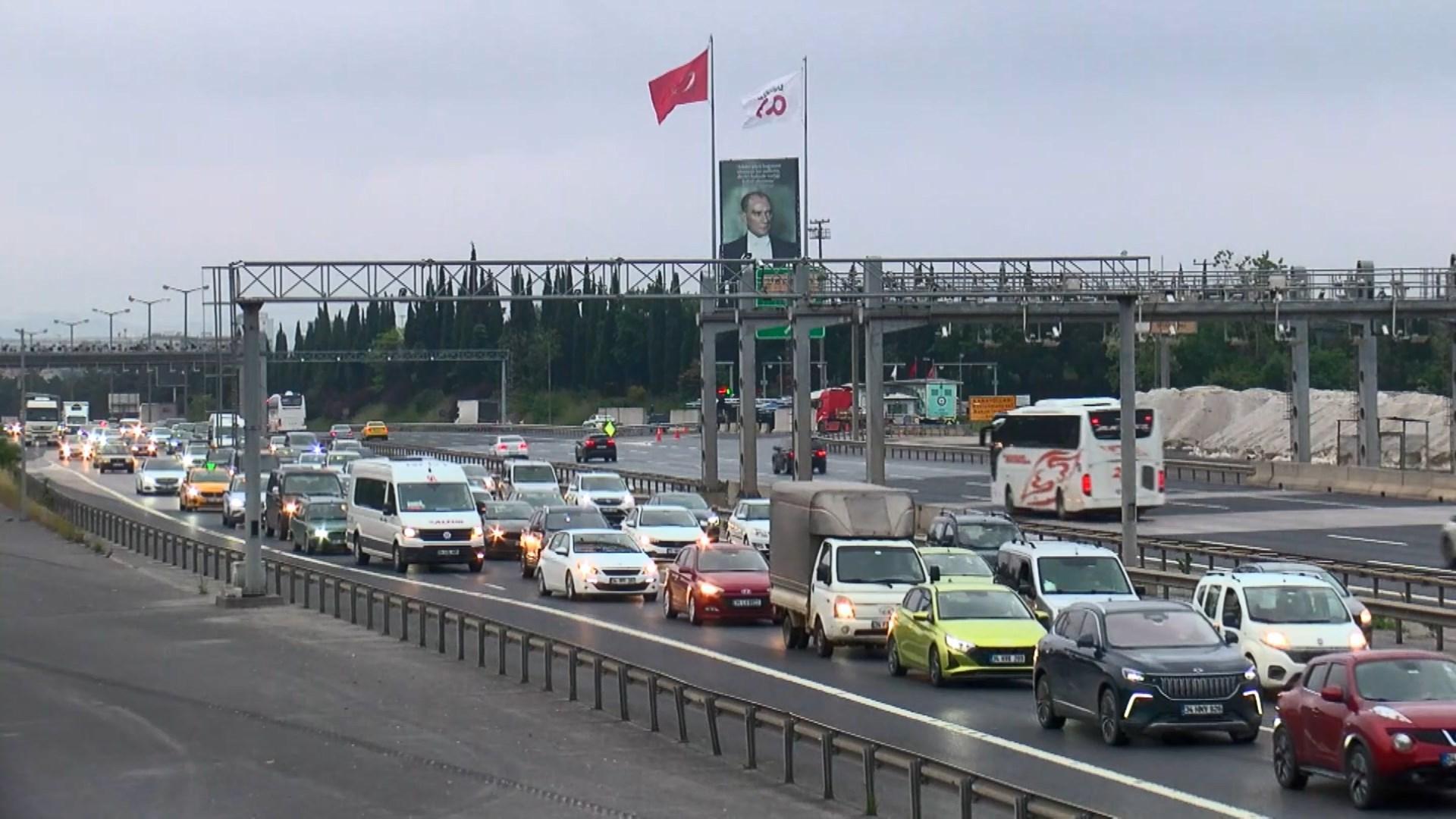 İstanbul'da bayram tatili hareketliliği; bazı yollarda trafik yoğunluğu oluştuİstanbul'da Kurban Bayramı tatili nedeniyle bazı bölgelerde trafik yoğunluğu yaşanıyor. Özellikle ana arterler ve köprü bağlantı yollarında uzun araç kuyrukları oluştu.