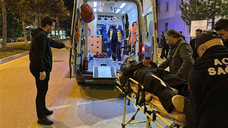 Kütahya'da 'yan bakma' kavgası; 2 yaralıKütahya'da 'yan bakma' meselesi nedeniyle çıkan kavgada E.Ç. (18), C.İ. (17) ve T.K.'yi (17) bıçakla yaraladı. Yaralılar hastaneye kaldırılırken; kaçan şüpheli, saklandığı bağ evinde yakalandı.