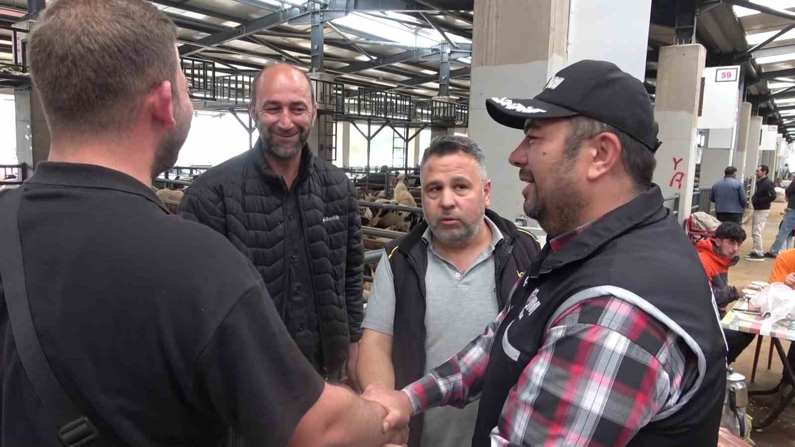 Kurban pazarında güldüren anlar :Mali Polis çetin pazarlığa dahil oldu