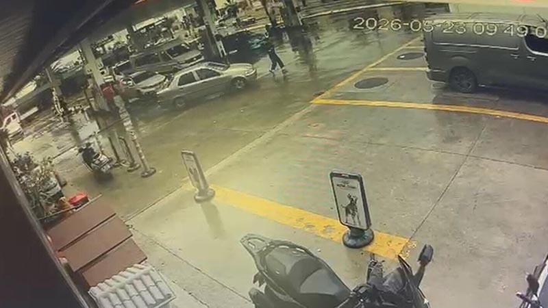 Otomobilin çarptığı yaya yaralandı, kaza kameradaMuğla'nın Bodrum ilçesinde otomobilin çarptığı yaya yaralandı. Kaza, güvenlik kamerasına yansıdı.