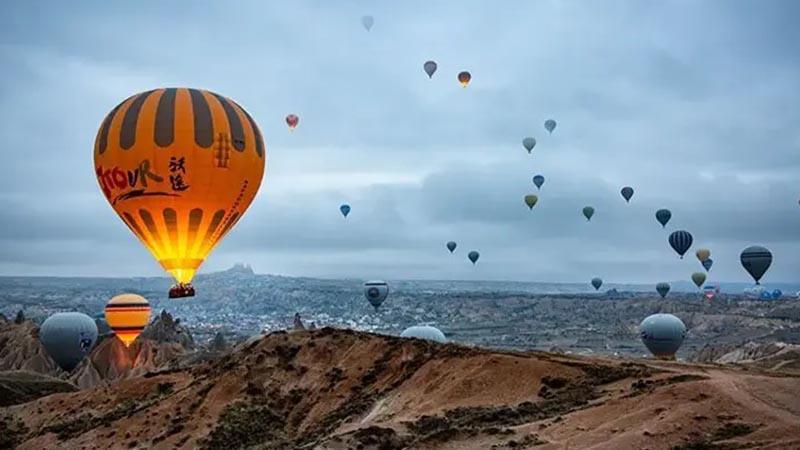 Kapadokya’da Kurban Bayramı tatilinde 3 bin 650 personel görev yapacakTürkiye’nin önemli turizm merkezlerinden Kapadokya'da, 9 günlük Kurban Bayramı tatili nedeniyle alınan tedbirler kapsamında 3 bin 650 personel görev yapacak.