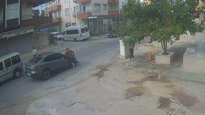 Yakınına el sallarken yola çıktığı sırada otomobil çarptıMersin'in Tarsus ilçesinde, akrabalarına el sallayıp, yolun karşısına geçmek isteyen Ergin Yılmaz'a otomobil çarptı. Güvenlik kamerasına yansıyan kazada yaralanan Yılmaz, tedaviye alındı.