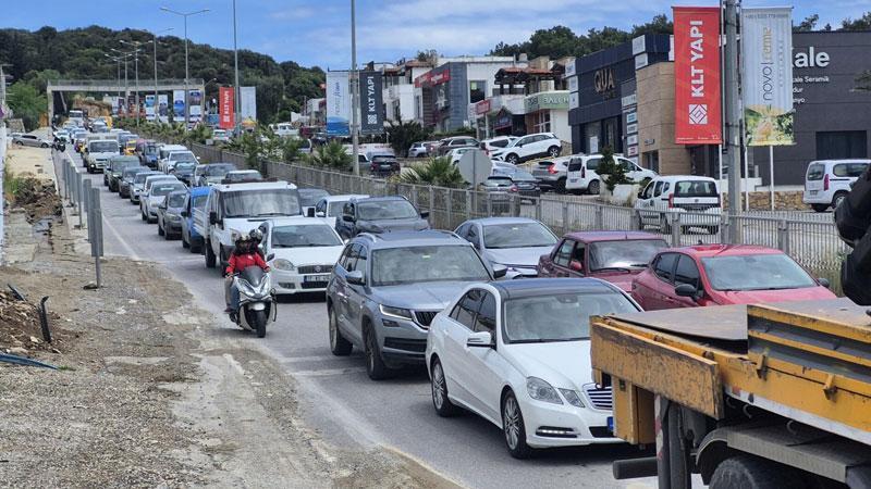 Bodrum'a 24 saatte 20 bin araç giriş yaptıMuğla'nın dünyaca ünlü turistik ilçesi Bodrum'a, 24 saatte 20 bin araç giriş yaptı. Polis ve jandarma ekipleri kontrol noktalarında denetimlerini sıklaştırırken, trafik yoğunluğu yaşandı.
