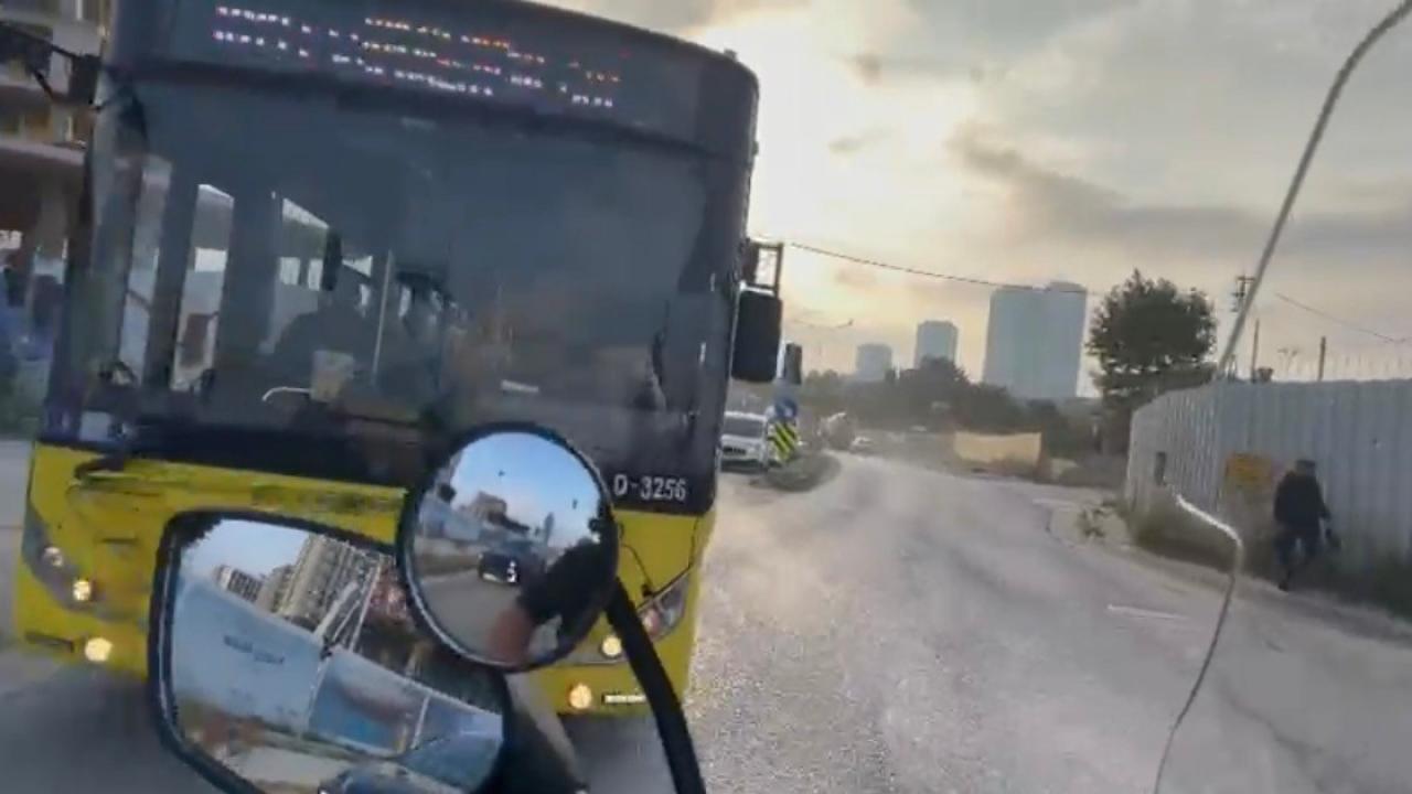 Kartal'da tehlikeli anlar: Motosikletli İETT otobüsüyle çarpışmaktan kıl payı kurtuldu