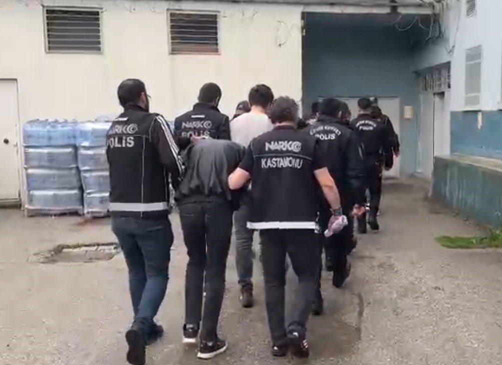 Kastamonu’da zehir tacirlerine yönelik oerasyonda 5 şüpheli tutuklandı