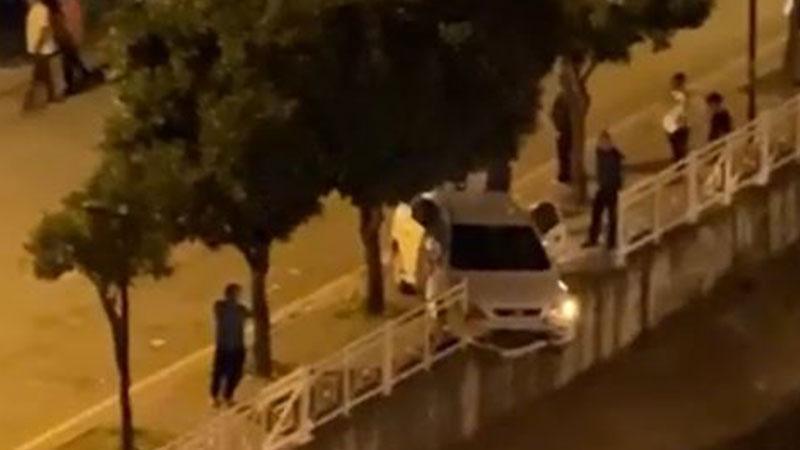 Adana'da otomobil, sulama kanalının korkuluklarında asılı kaldı