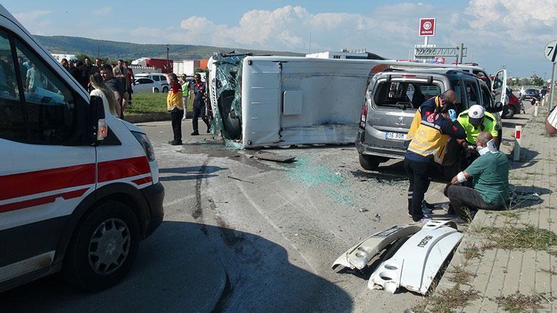 Kilis'te zincirleme kaza; 8 yaralıKilis'te minibüs, otomobil ve hafif ticari aracın çarpıştığı zincirleme kazada 8 kişi yaralandı.