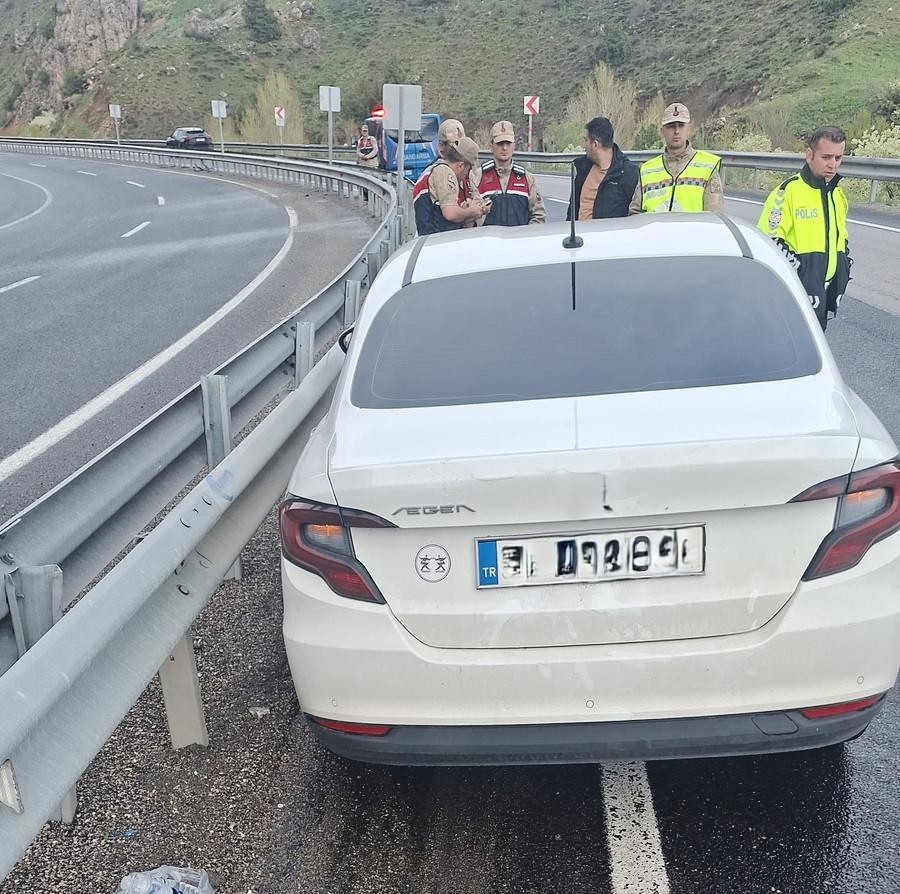 Kontrolden çıkan otomobil bariyere çarptı